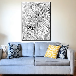 K&ouml;nnte beinhalten: Schwarz-wei&szlig;-Linienkunst-Illustration eines Paares in traditioneller Kleidung des D&iacute;a de Muertos. Das Paar ist von floralen Designs umgeben.