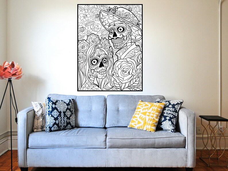K&ouml;nnte beinhalten: Schwarz-wei&szlig;-Linienkunst-Illustration eines Paares in traditioneller Kleidung des D&iacute;a de Muertos. Das Paar ist von floralen Designs umgeben.