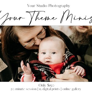 Puede incluir: Un retrato familiar de una madre, un padre y un bebé. El bebé lleva una manta de cuadros rojos y negros y está siendo sostenido por la madre. El padre está en el fondo. La imagen tiene el título "Your Theme Minis" y "Only 150 €".