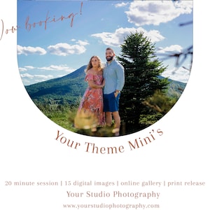 Puede incluir: Una pareja posa para una foto frente a una cordillera. La imagen es un gráfico promocional para un estudio de fotografía que ofrece un paquete "Your Theme Mini's", que incluye una sesión de 20 minutos, 15 imágenes digitales, una galería en línea y una autorización de impresión.