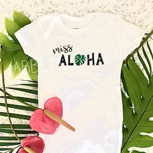 Bodysuit oder T-Shirt - Fräulein Aloha - Marke ONESIES® - Monstera Bodysuit - Baby Geschenk