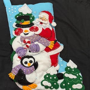 Entzückender Nikolaus, der Guckkasten mit Frosty dem Schneemann Bucilla-Strumpf spielt