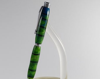 Handgedrechselter Kugelschreiber in Grün mit schwarzen Querstreifen und blauen Kopf