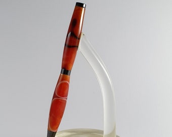Handgemachter Kugelschreiber aus Harz, in einem Blutorange Ton mit weißen und schwarzen Streifen