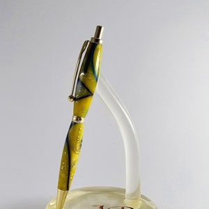 Kugelschreiber mit Aluminium in Gelb und blauen Streifen mit Harz versiegelt