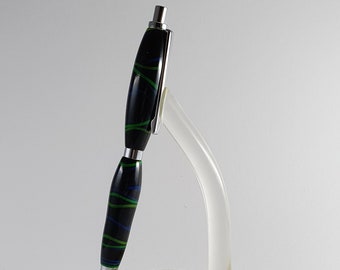 Handgemachter Bleistift aus Harz, in schwarz mit grünen und blauen Streifen