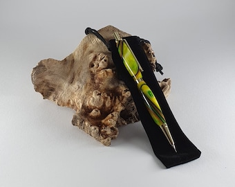 Ein Handgefertigter Bleistift in verschiedenen Gelb - Grün Tönen aus Harz
