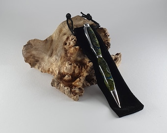 Handgedrechselter Kugelschreiber in Grün, vermischt mit Schwarz, Gelb und Blau, aus Harz.