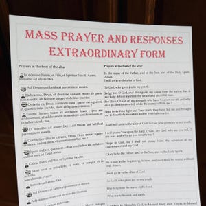 Puede incluir: Una página impresa con el título "MASS PRAYER AND RESPONSES EXTRAORDINARY FORM" en rojo. La página contiene oraciones en latín e inglés, dispuestas en columnas. El papel tiene una apariencia ligeramente envejecida.