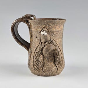 Tazza in gres modellata a mano con faccia stilizzata / Tazza da caffè in ceramica 3D fantasiosa