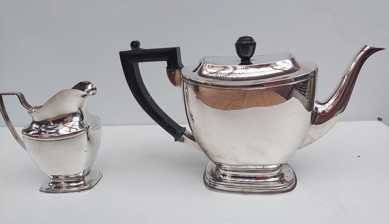 Versilberte authentische Keltum-Teekanne mit Milchkännchen Bild 2