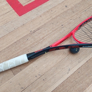Squash Scorekeeper – Pontuação correta do Squash Racquet Scorekeeper montado para manter a pontuação de pontos, jogos e sets.