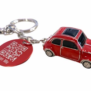 Può includere: Portachiavi a forma di auto in miniatura rossa con tetto nero e catena argentata. Il portachiavi include anche un'etichetta circolare rossa con un codice QR e il testo "Scan Me".