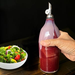 Distributeur d'huile en céramique fait main, huilier en poterie émaillée rouge et rose, cadeau de pendaison de crémaillère unique pour les gourmets