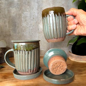 Taza de té de cerámica artesanal color verde azulado con infusor y plato antigoteo - Cerámica rústica