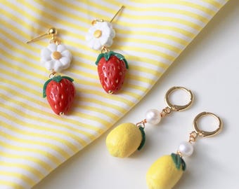 Brincos pendentes de verão, brincos de morango, limão e margarida, brincos com pingente de frutas, joias de argila polimérica, pérola, joias estilo cottagecore, feitos à mão