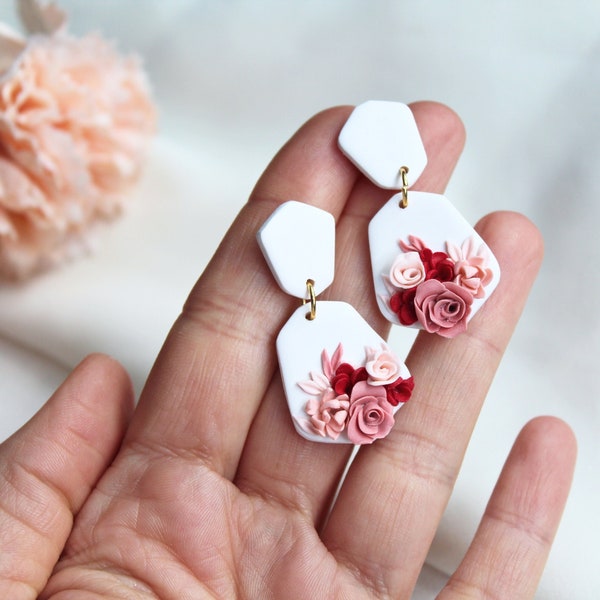 Boucles d’oreilles blanches, boucles d’oreilles en argile fleurie, boucles d’oreilles de mariage, boucles d’oreilles en argile polymère, boucles d’oreilles florales pendantes, boucles d’oreilles de printemps, Saint-Valentin, faites à la main