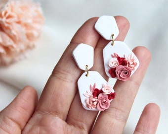 Witte oorbellen, bloemklei oorbellen, bruiloft oorbellen, polymeer klei oorbellen, bloemen oorbellen bungelen, lente oorbellen, Valentijnsdag, handgemaakt