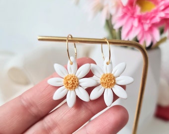 Brincos de margarida, brincos de argola, brincos de argila, brincos florais de argila polimérica, brincos de primavera, mais vendidos, feitos à mão, banhados a ouro 18k