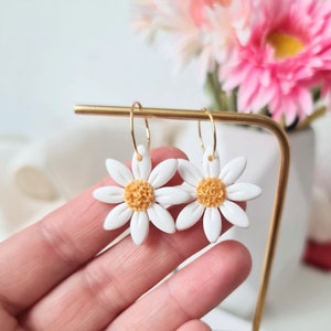 Daisy Earrings, Hoop Earrings, Clay Earrings, Polymer Clay Floral Earrings, Spring Earrings, Best Seller, Handmade, 18k gold plated