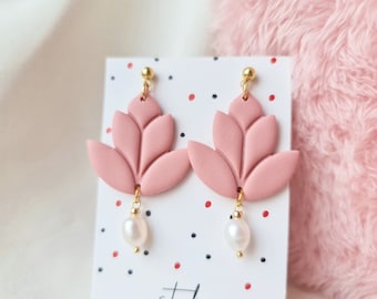 Boucles d’oreilles en argile polymère, boucles d’oreilles faites à la main, boucles d’oreilles de printemps, boucles d’oreilles florales, boucles d’oreilles en perles naturelles, lotus, perle, rose, boucles d’oreilles de déclaration