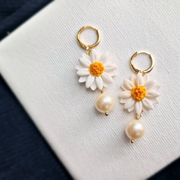 Daisy Earrings, Pearl Earrings, Freshwater Pearl Earrings, Polymer Clay Floral Earrings, Spring Earrings, Daisy Statement Earrings, Handmade