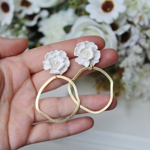 Bridal Flower Earrings, Wedding Earrings, White, Floral Earrings, Flower Earrings, Polymer Clay Earrings, Spring Earrings, Earrings,Handmade