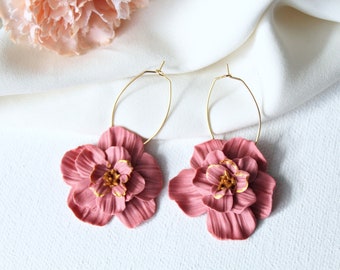 Pendientes de aro de flores, pendientes de aro, pendientes de arcilla, pendientes florales, rosa, aros, pendientes de primavera, pendientes de declaración, hechos a mano, oro de 18 k