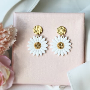 Daisy Earrings, Statement Earrings, White Earrings, Floral Earrings, Polymer Clay Earrings, Spring Earrings, Daisy Statement Earrings, Handmade image 2