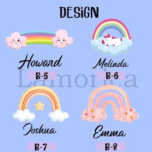 Puede incluir: Un fondo azul claro presenta cuatro dise&ntilde;os de arco&iacute;ris con nombres y c&oacute;digos. El dise&ntilde;o superior izquierdo tiene un arco&iacute;ris con dos nubes sonrientes. El dise&ntilde;o superior derecho tiene un arco&iacute;ris con un unicornio durmiente. Los dise&ntilde;os inferiores tienen arco&iacute;ris con estrellas.