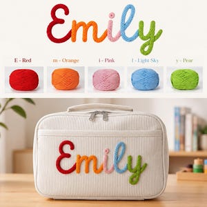 Puede incluir: Un estuche rectangular de pana blanca con el nombre Emily bordado en una tipograf&iacute;a de hilo multicolor. Las letras son de color rojo, naranja, rosa, azul claro y verde pera, a juego con los ovillos de lana mostrados en la gu&iacute;a de colores.