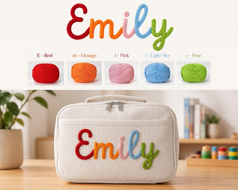 Puede incluir: Un estuche rectangular de pana blanca con el nombre Emily bordado en una tipograf&iacute;a de hilo multicolor. Las letras son de color rojo, naranja, rosa, azul claro y verde pera, a juego con los ovillos de lana mostrados en la gu&iacute;a de colores.