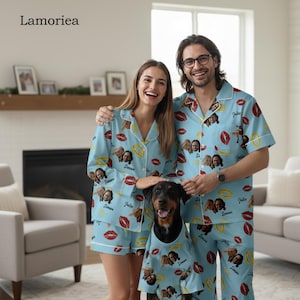 Könnte beinhalten: Hellblaues Pyjama-Set mit einem wiederkehrenden Muster aus roten Lippen, gelben Ringen und kreisförmigen Fotoporträts eines Paares, wobei unter jedem Bild der Name Julie gedruckt ist. Das Set umfasst ein kurzärmeliges Hemd, Shorts und ein Haustier-Shirt.