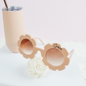 Lunettes de soleil de filles de fleur, lunettes de soleil de fête de poule, lunettes de soleil de mariée, lunettes de soleil personnalisées, lunettes de soleil personnalisées, cadeau de proposition de fille de fleur image 2