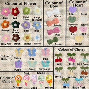 Puede incluir: Una colecci&oacute;n de peque&ntilde;as aplicaciones de ganchillo que incluyen flores, lazos, corazones, mariposas, cerezas y caramelos en varios colores. Cada art&iacute;culo est&aacute; etiquetado con su nombre de color y se muestra sobre un fondo texturizado.