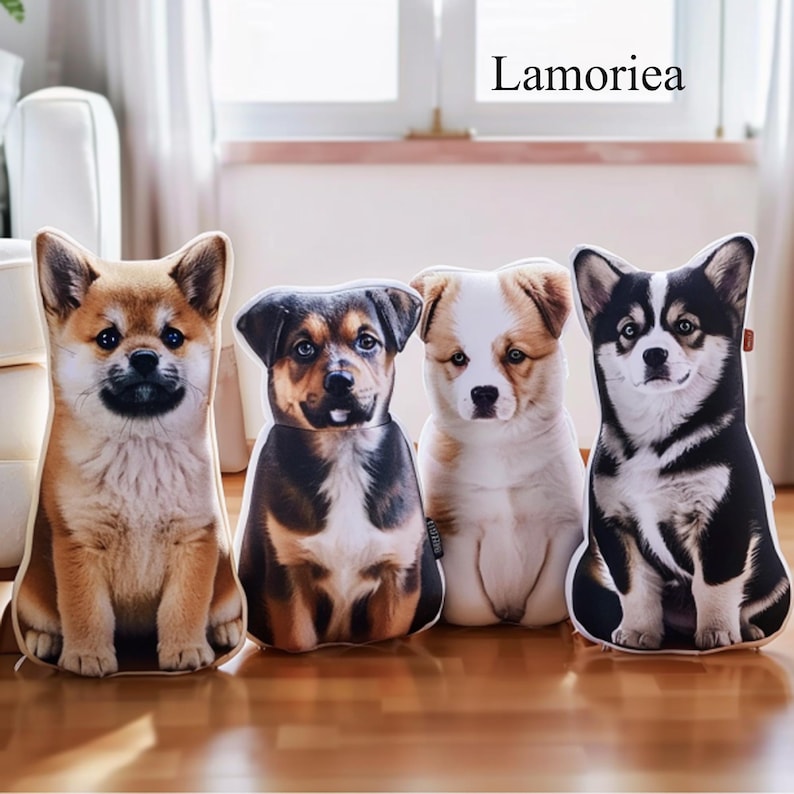 Puede incluir: Cuatro cojines decorativos con forma de perro, con im&aacute;genes impresas realistas de diferentes razas. Los cojines son de varios colores, incluyendo marr&oacute;n, negro y blanco, y est&aacute;n colocados sobre un suelo de madera. Se ve el nombre de la marca "Lamoriea".