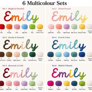 Puede incluir: Seis conjuntos de letras de alambre envueltas en hilo que forman el nombre Emily, presentados en varias paletas de colores. Cada conjunto incluye cinco ovillos de hilo individuales que corresponden a los colores de las letras y un ovillo blanco.