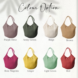 Peut inclure: Huit sacs fourre-tout en tissu ajour&eacute; de diff&eacute;rentes couleurs sont pr&eacute;sent&eacute;s, notamment le violet, le vert, le beige, le marron, le rose magenta, le jaune, le vert clair et le rouge. Le texte "Colour Option" est &eacute;crit en cursive en haut de l'image.