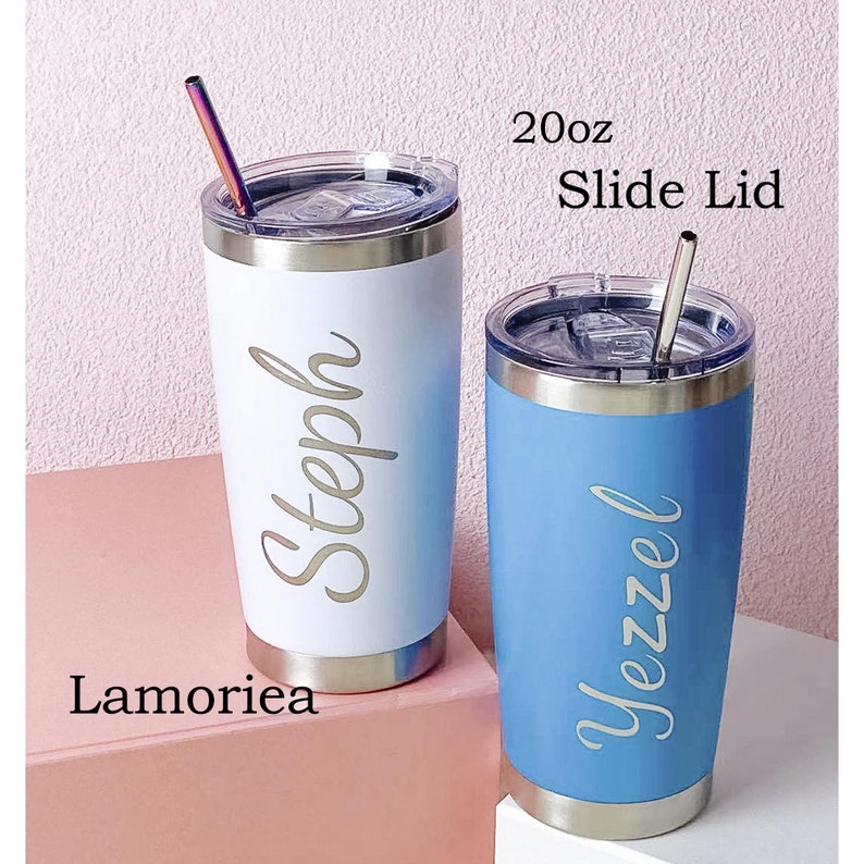 Pode incluir: Dois copos de a&ccedil;o inoxid&aacute;vel de 20 oz com tampas deslizantes e canudos. O copo &agrave; esquerda &eacute; branco com o nome Steph gravado nele. O copo &agrave; direita &eacute; azul com o nome Yezzel gravado nele.
