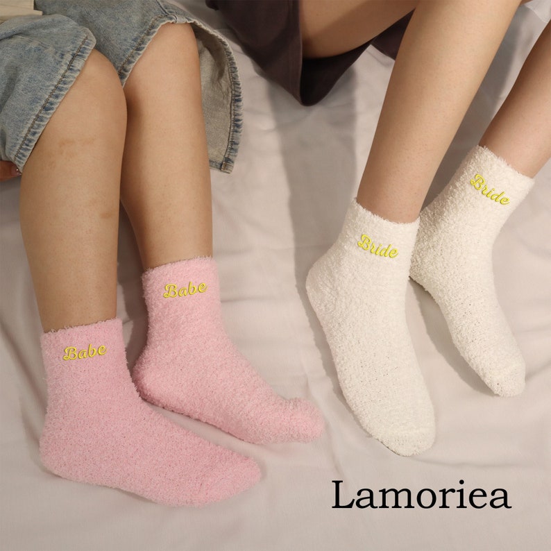 Personalisierte Sticksocken, individuelle Strümpfe, Unisex-Socken, Brautjungferngeschenke, Socken mit Namensstickerei Bild 2