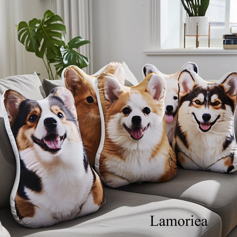 Puede incluir: Una colecci&oacute;n de cojines con forma de perro de varias razas, incluyendo un corgi y un husky. Los cojines presentan caras de perros sonrientes realistas con patrones de pelaje detallados en tonos marr&oacute;n, blanco y negro. Los cojines est&aacute;n colocados en un sof&aacute; gris.