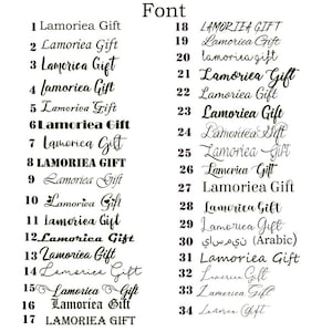 Puede incluir: Imagen en blanco y negro que muestra una variedad de estilos de fuente. Cada fuente muestra el texto "Lamoriea Gift" en diferentes dise&ntilde;os, desde elegantes guiones hasta letras en negrita. La palabra "Font" est&aacute; en la parte superior.