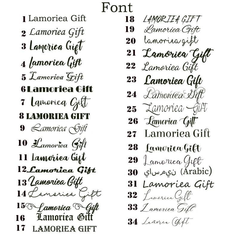 Puede incluir: Imagen en blanco y negro que muestra una variedad de estilos de fuente. Cada fuente muestra el texto "Lamoriea Gift" en diferentes dise&ntilde;os, desde elegantes guiones hasta letras en negrita. La palabra "Font" est&aacute; en la parte superior.