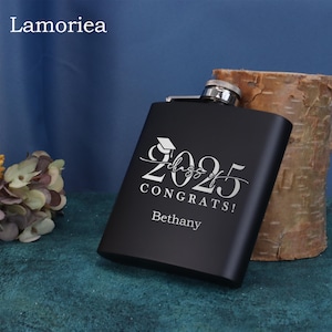 Könnte beinhalten: Schwarze Metallflasche mit silbernem Deckel und graviertem Text "Class of 2025 Congrats! Bethany".