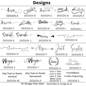 Pode incluir: Um gr&aacute;fico com 26 designs diferentes para itens personalizados. Os designs incluem nomes, flechas, cora&ccedil;&otilde;es, flores e outros elementos decorativos. O gr&aacute;fico tamb&eacute;m inclui op&ccedil;&otilde;es para texto vertical e horizontal, bem como grava&ccedil;&atilde;o frontal e traseira.