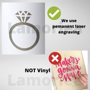 K&ouml;nnte beinhalten: Ein Vergleich von zwei Gravurmethoden. Das linke Bild zeigt einen Ring mit einem Diamanten, der mit einem Laser graviert wurde. Das rechte Bild zeigt einen rosa Vinyl-Aufkleber, der auf eine Oberfl&auml;che aufgebracht wird. Der Text "NOT Vinyl" befindet sich unter dem linken Bild. Der Text "We use permanent laser engraving" befindet sich neben dem rechten Bild.