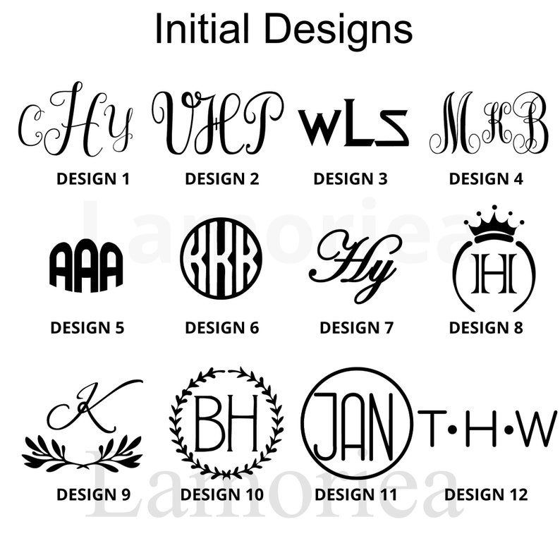 Puede incluir: Una colecci&oacute;n de 12 dise&ntilde;os iniciales en negro, mostrados sobre un fondo blanco. Los dise&ntilde;os incluyen varias combinaciones de letras y estilos, como monogramas, fuentes de escritura y arreglos circulares. El texto "Initial Designs" est&aacute; en la parte superior.