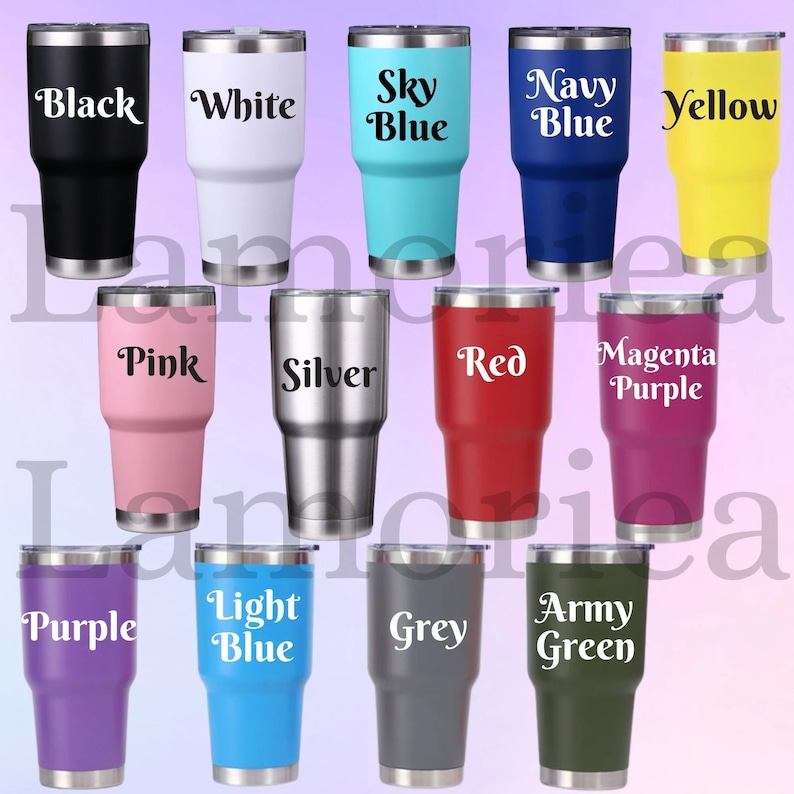 K&ouml;nnte beinhalten: Ein Set aus 12 Edelstahlbechern in verschiedenen Farben mit Textbeschriftungen. Die Farben umfassen Schwarz, Wei&szlig;, Himmelblau, Marineblau, Gelb, Rosa, Silber, Rot, Magenta-Lila, Lila, Hellblau, Grau und Armeegr&uuml;n.