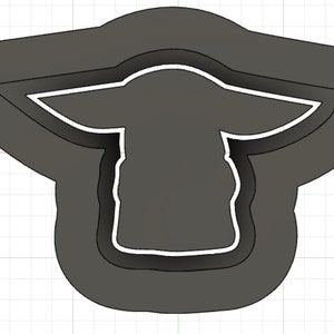 Peut inclure: Un emporte-pièce gris foncé en forme de personnage avec de grandes oreilles et une grosse tête. Le découpoir a un contour blanc et une conception en couches, pour des biscuits thématiques.