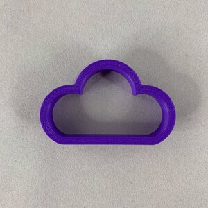 Peut inclure: Emporte-pièce en plastique violet en forme de nuage.